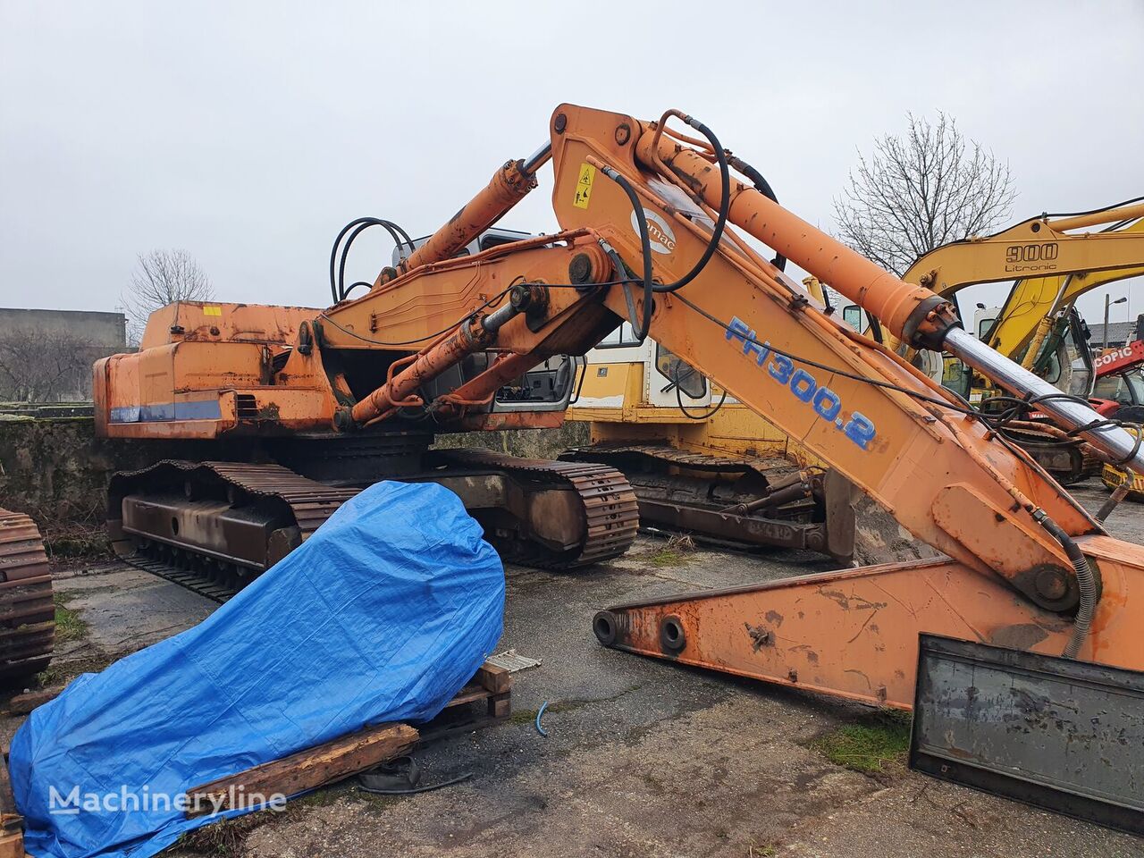 FIAT FH 300 dezmembrez tracked excavator for parts