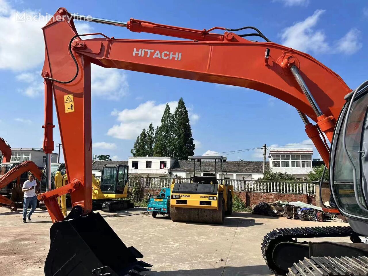 Hitachi zx200 tracked excavator